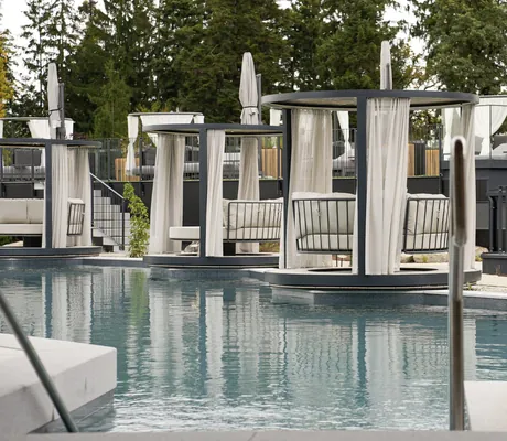 runde Stahl-daybeds mit Vorhängen am Outdoorpool des Das Stemp