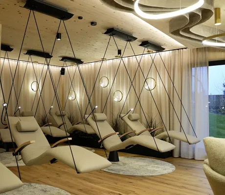 Hänge-Ruhesessel an der Holzdecke im Ruheraum des Das Stemp