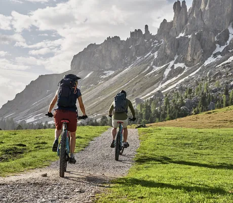 zwei Biker auf einem Radweg unterhalb der Dolomiten beim Falkensteiner Kronplatz