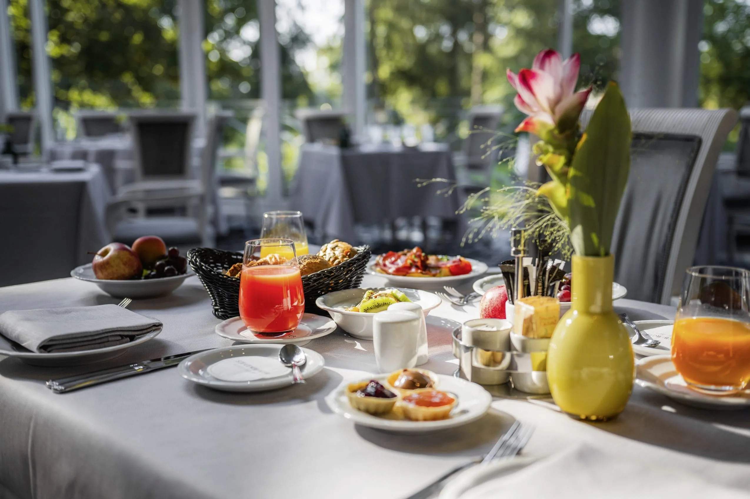 Sch&ouml;n gedeckter Fr&uuml;hst&uuml;ckstisch im Wellnesshotel Der Sonnenhof mit Blumendeko