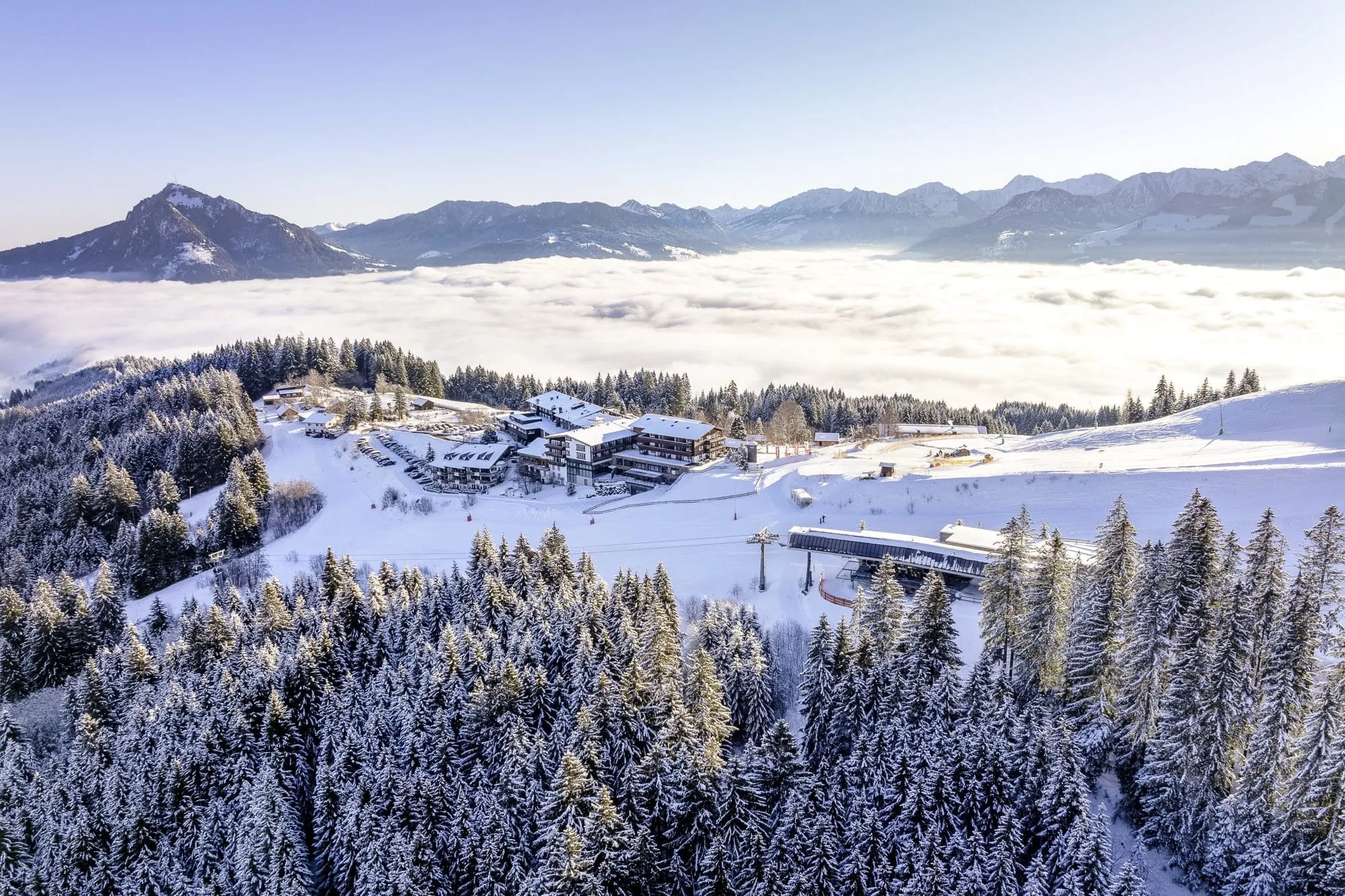 Hausansicht des Allgäuer Berghof im tiefen Schnee mit Blick auf die Alpen