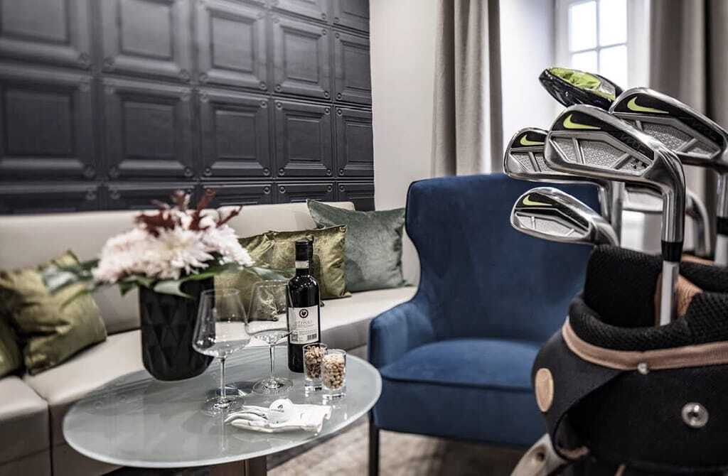 Wohnbereich der Schloss Suite im Golfhotel Schloss Fleesensee mit Golfschläger-Tasche