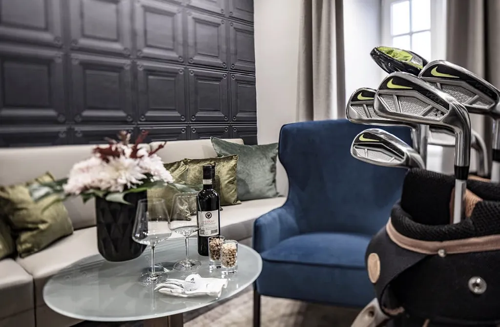 Wohnbereich der Schloss Suite im Golfhotel Schloss Fleesensee mit Golfschläger-Tasche