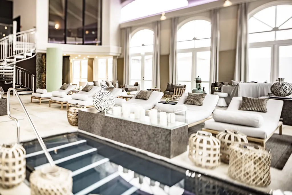 Wohnlich gestalteter Spabereich des Golfhotels mit Einstieg in den Pool