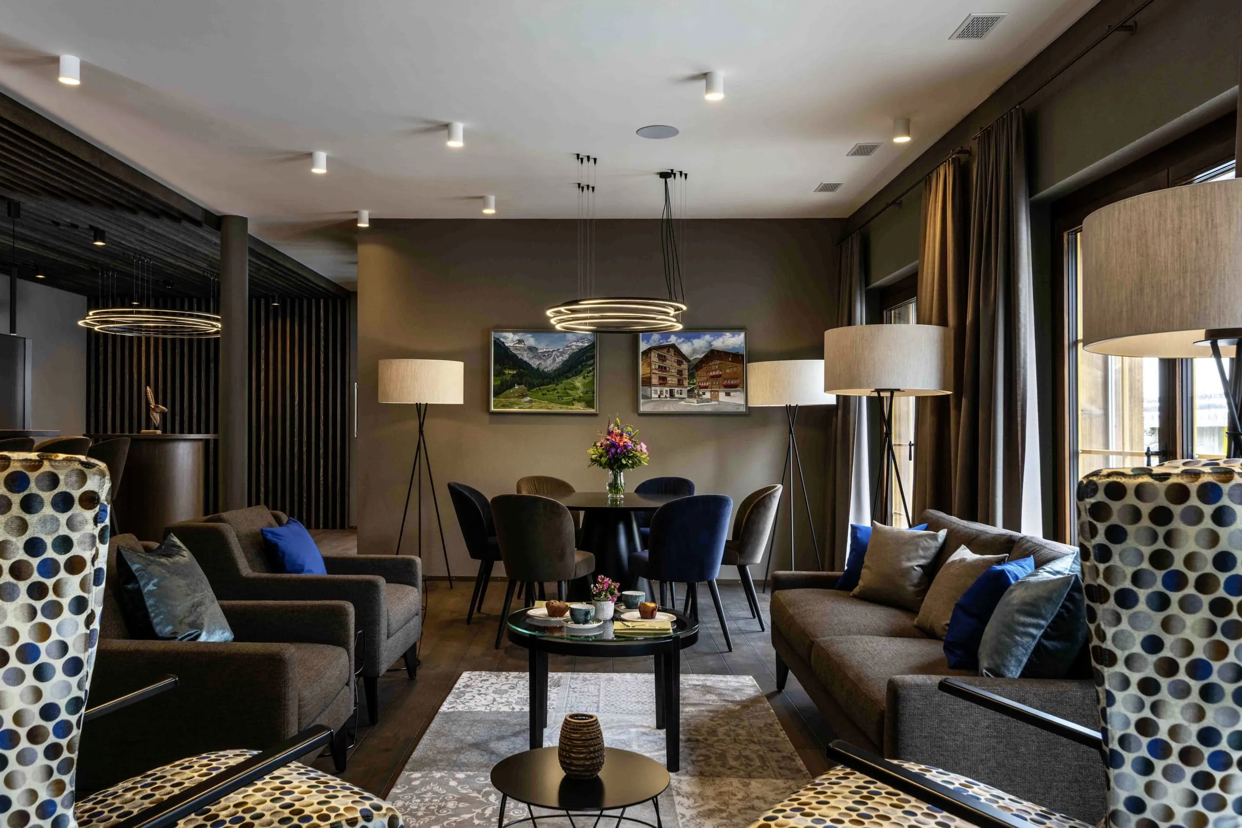 Gem&uuml;tliche Lounge im hundefreundlichen Hotel Mischun mit verschiedenfarbigen Polsterm&ouml;beln und Sofas