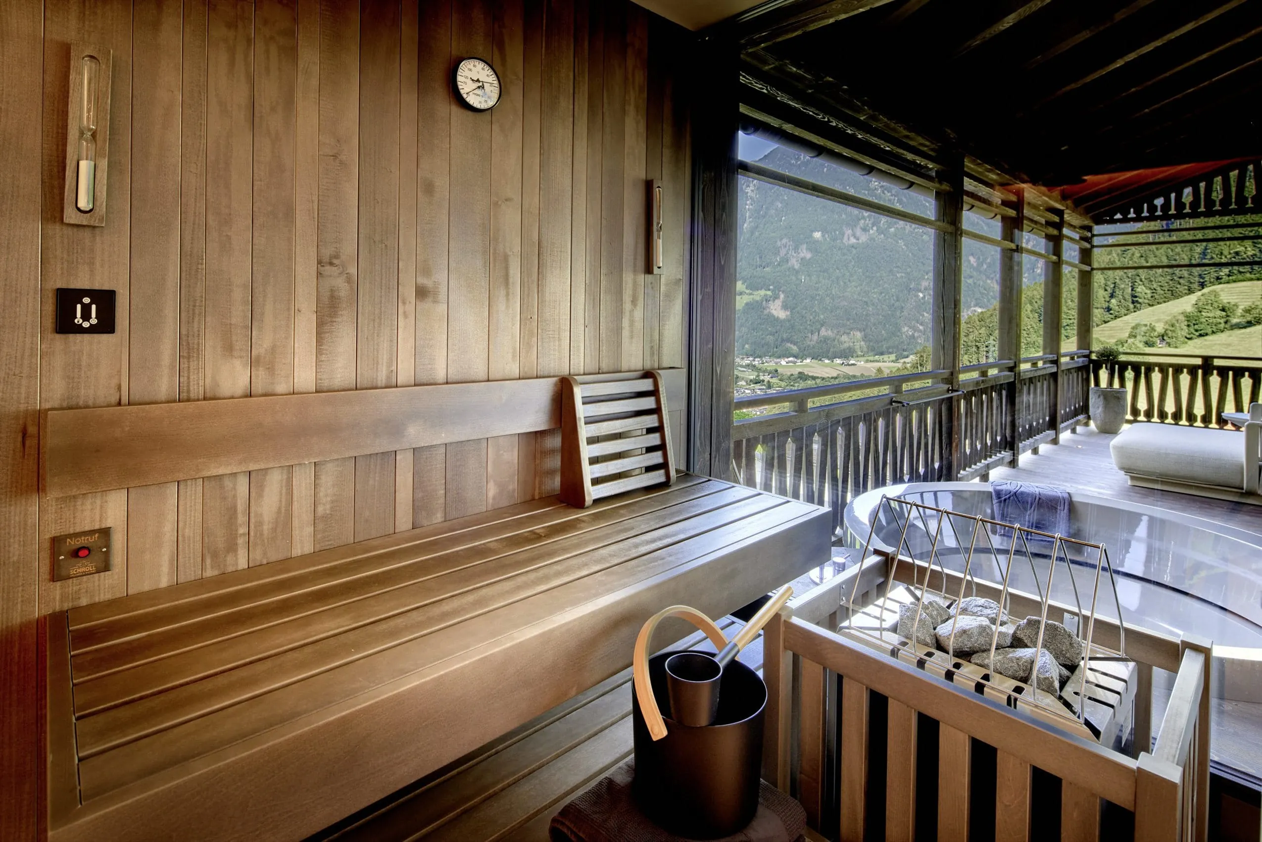 Blick von der privaten Sauna auf den privaten Whirlpool auf der Terrasse der Amonti Chalets