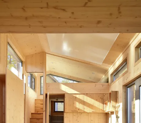 Küche mit Theke und zwei Barhockern im Tiny House des SEINZ Wisdom Resort