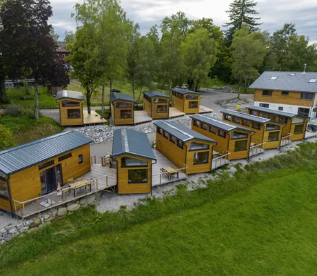 Blick von oben auf die zehn Tiny Houses des SEINZ Wisdom Resort
