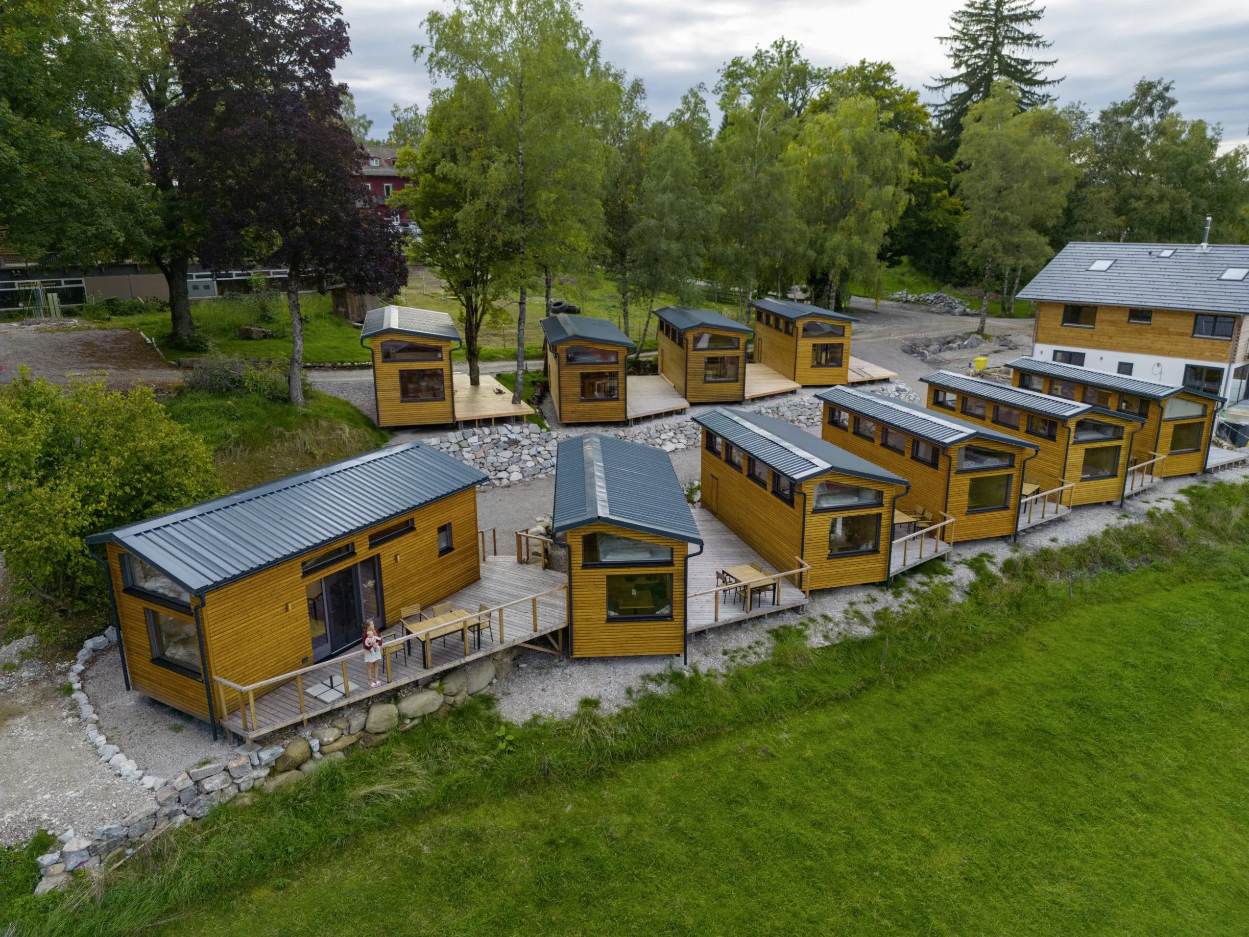 Blick von oben auf die zehn Tiny Houses des SEINZ Wisdom Resort