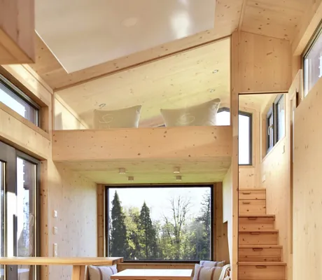 Blick in ein Tiny House des SEINZ Wisdom Resort mit zwei Stockwerken