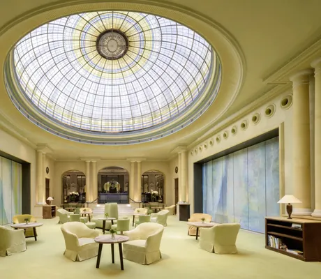 Atrium im Bayerischen Hof mit riesiger Glaskuppel und Loungemöbeln