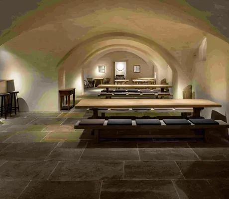 Gewölbe im Bayerischen Hof mit langen Klostertischen