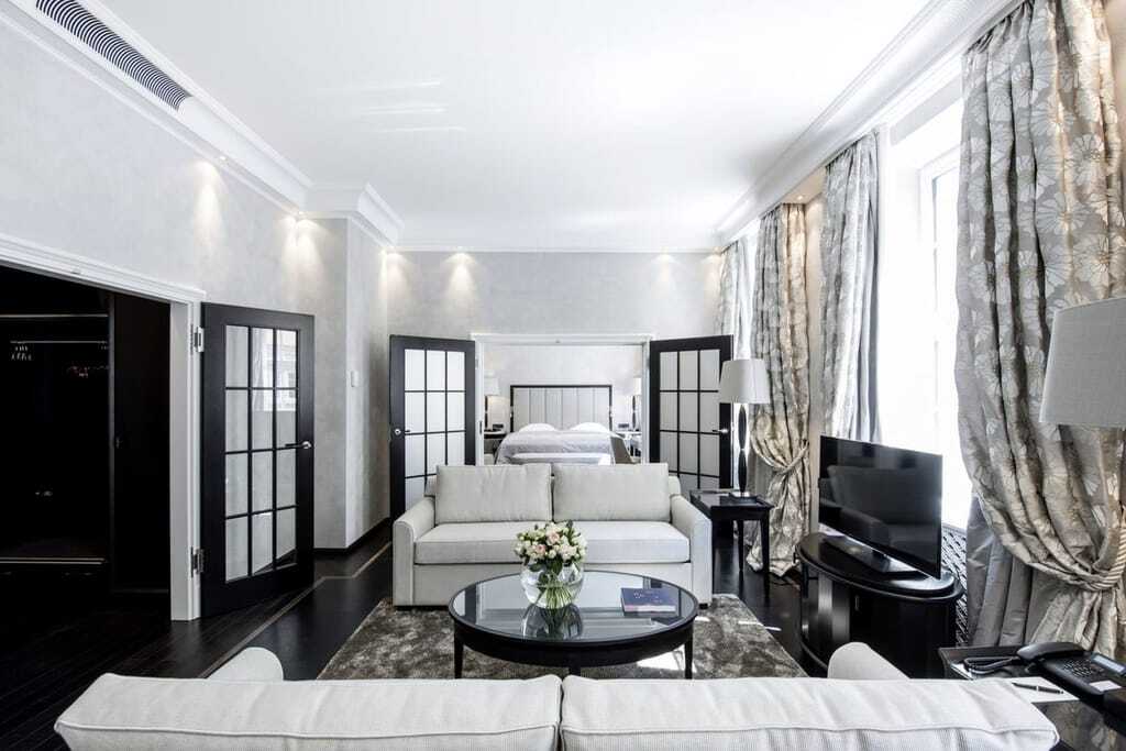 Suite im Bayerischen Hof in schwarz/weiß mit weißen Sofas und drappierten Vorhängen