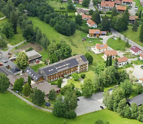 Drohnenansicht des SEINZ Wisdom Resort am Ortsrand von Bad Kohlgrub