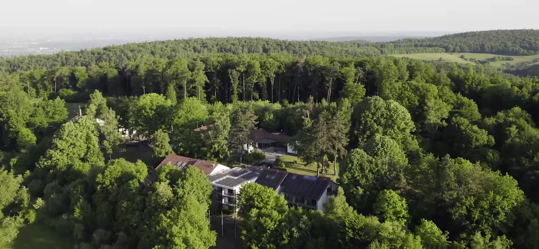 Drohnenansicht des SeminarZentrum Rückersbach umgeben von Wäldern