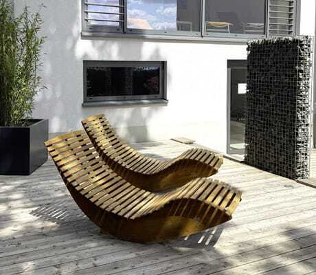 zwei Schaukel-Holzliegen auf der Terrasse des SeminarZentrum Rückersbach