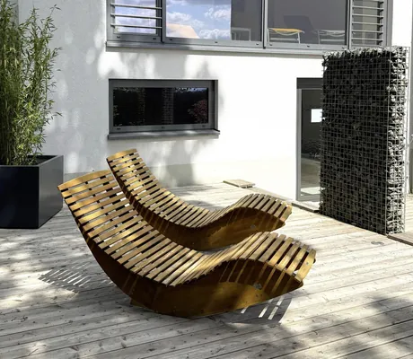 zwei Schaukel-Holzliegen auf der Terrasse des SeminarZentrum Rückersbach