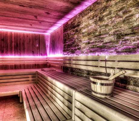 Sauna in Wellings Parkhotel mit rosa beleuchteter Steinwand