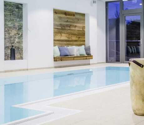 blonde Frau im Bikini am Indoorpool im Strandkorb in Wellings Parkhotel