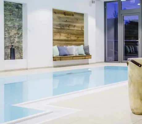 blonde Frau im Bikini am Indoorpool im Strandkorb in Wellings Parkhotel