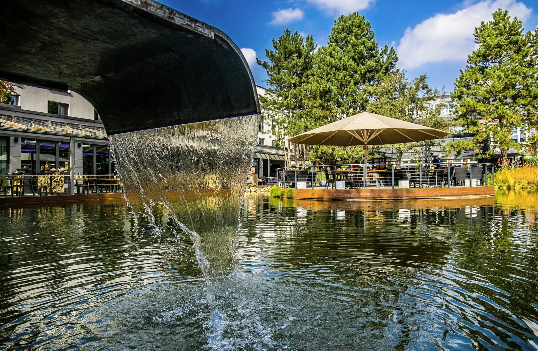 große Schwalldusche am Naturteich in Wellings Parkhotel mit schwimmender Terrase