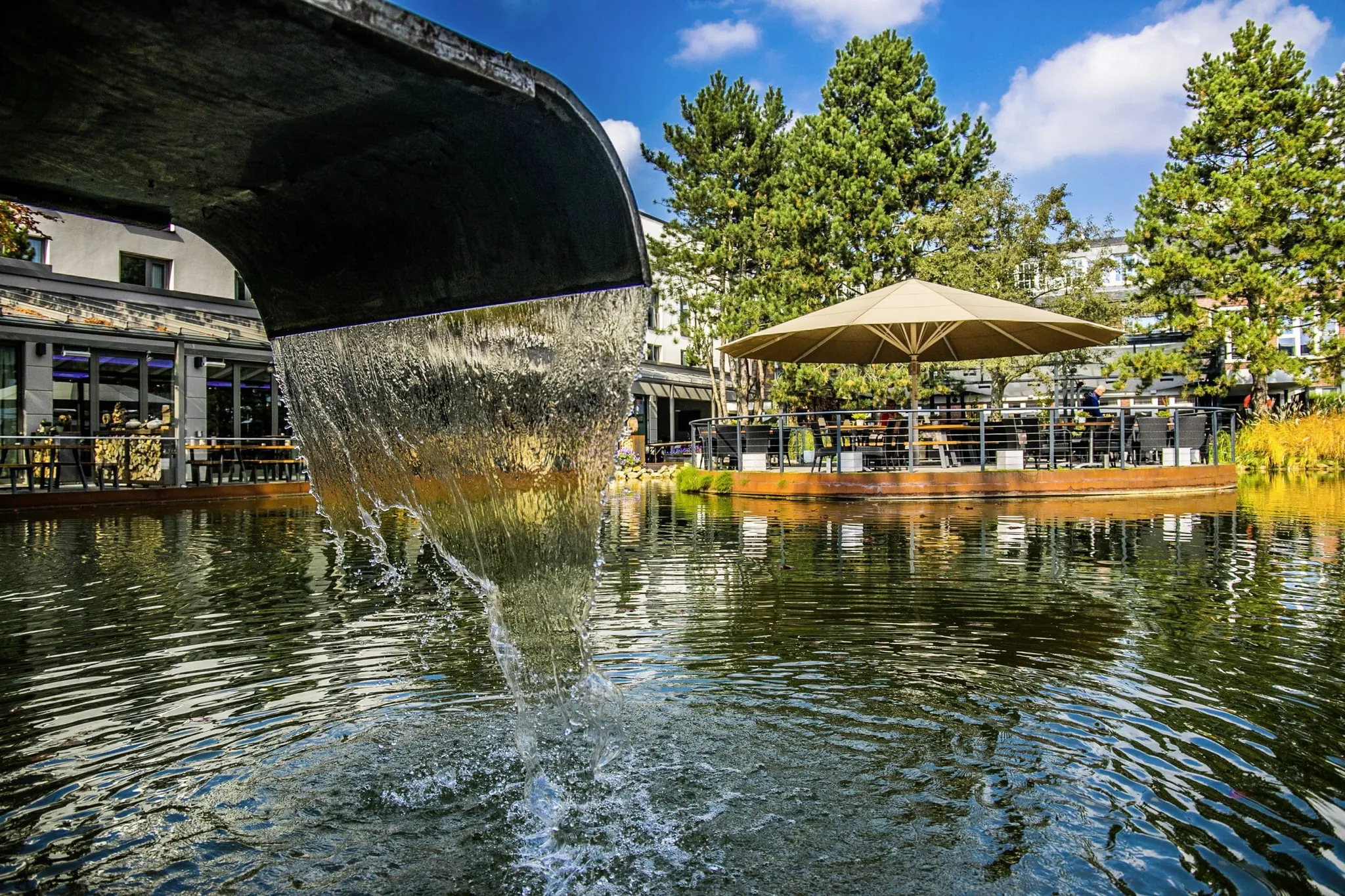 große Schwalldusche am Naturteich in Wellings Parkhotel mit schwimmender Terrase