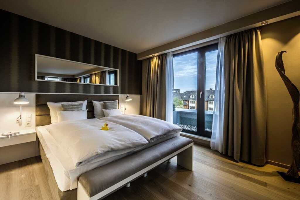 Zimmer in Wellings Parkhotel mit gelber Plastikente auf dem Bett