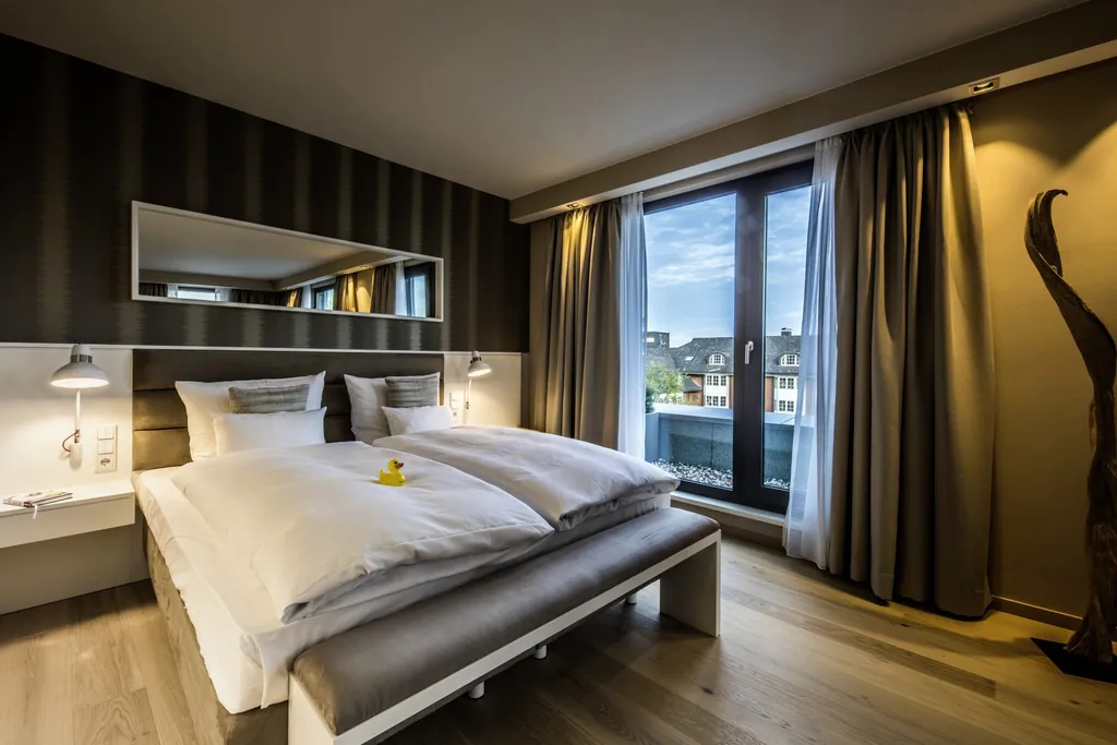 Zimmer in Wellings Parkhotel mit gelber Plastikente auf dem Bett