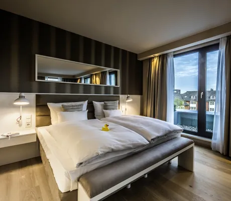 Zimmer in Wellings Parkhotel mit gelber Plastikente auf dem Bett