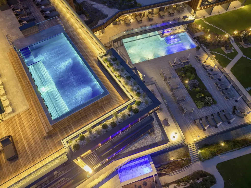 Skypool und Infinitypool im Sonnenberg Meransen von oben gesehen