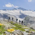 Wandergruppe auf Bergpfad vor vergletschertem Alpenpanorama in der Wildkogel-Arena Neukirchen am Großvenediger