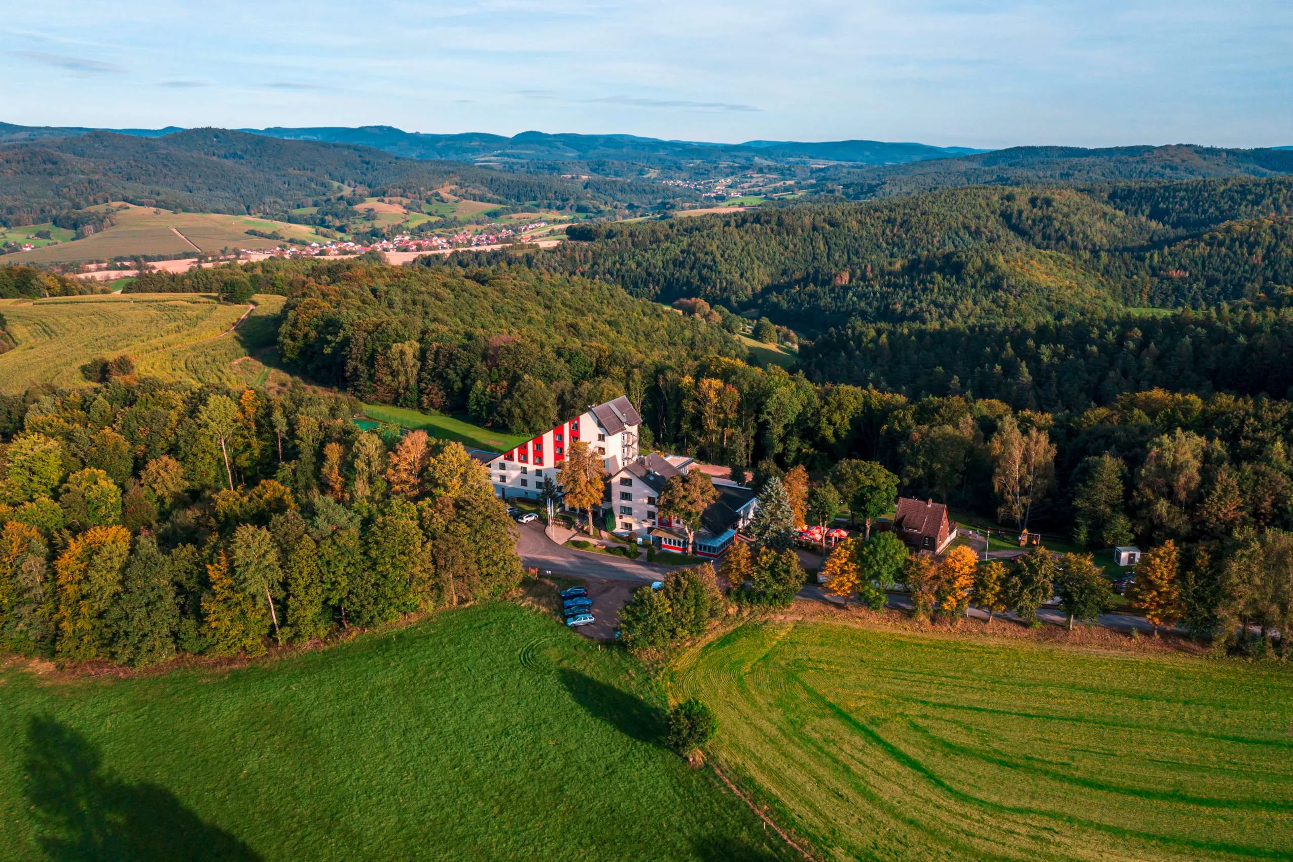 Blick aus der Vogelperspektive auf das Aktiv & Vital Hotel Th&uuml;ringen mitten im Th&uuml;ringer Wald