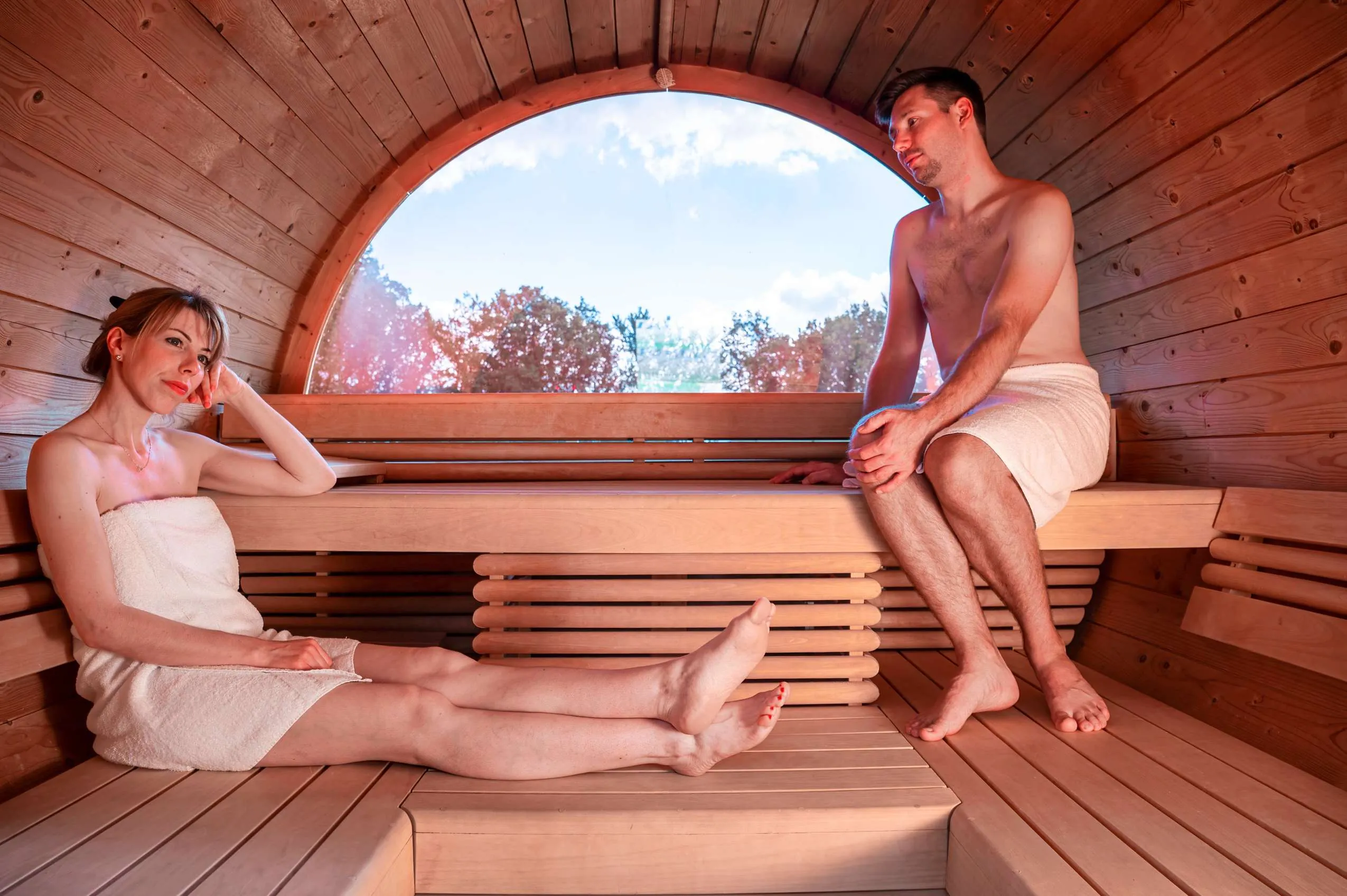 P&auml;rchen sitzt in Fass-Sauna des Aktiv & Vital Hotel Th&uuml;ringen