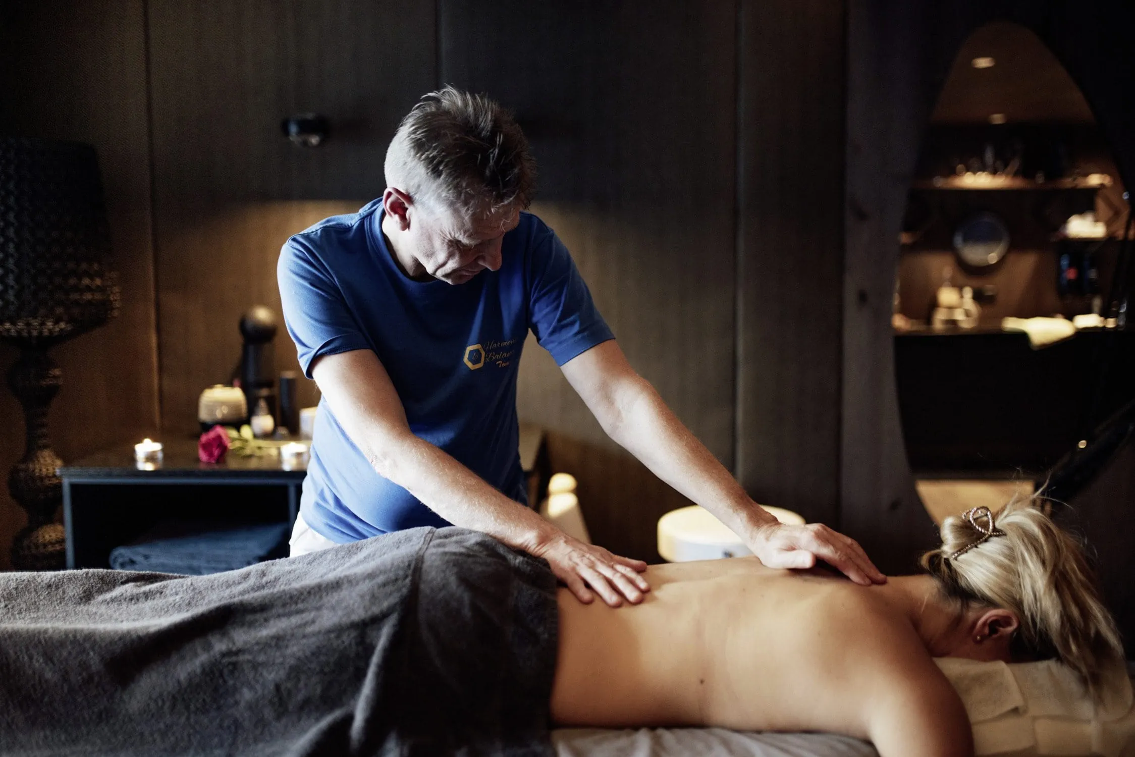 Massage-Behandlung im Spa-Bereich des Good Life Resort Riederalm in stimmungsvollem Ambiente