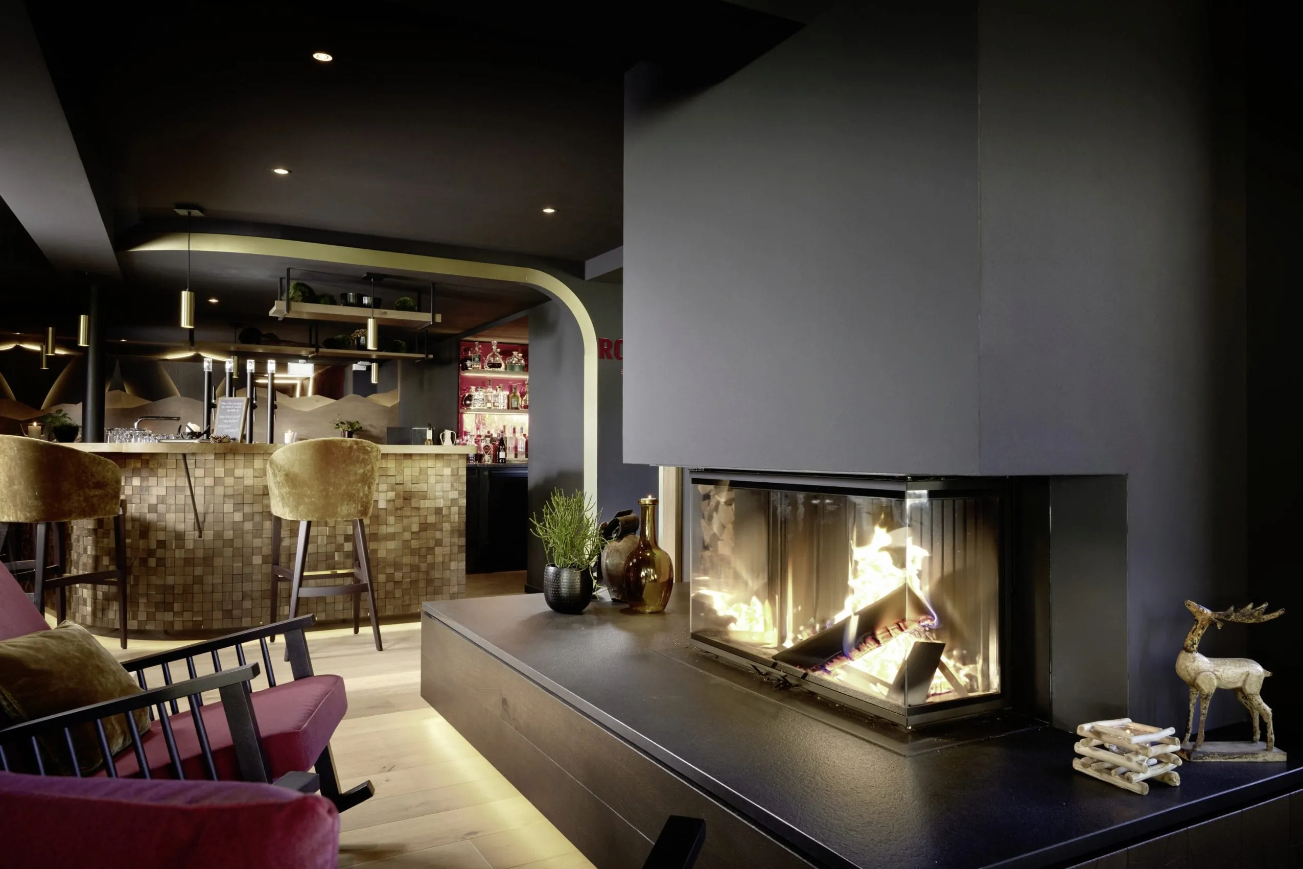 Moderne Bar im Hotel Franks mit Kaminfeuer