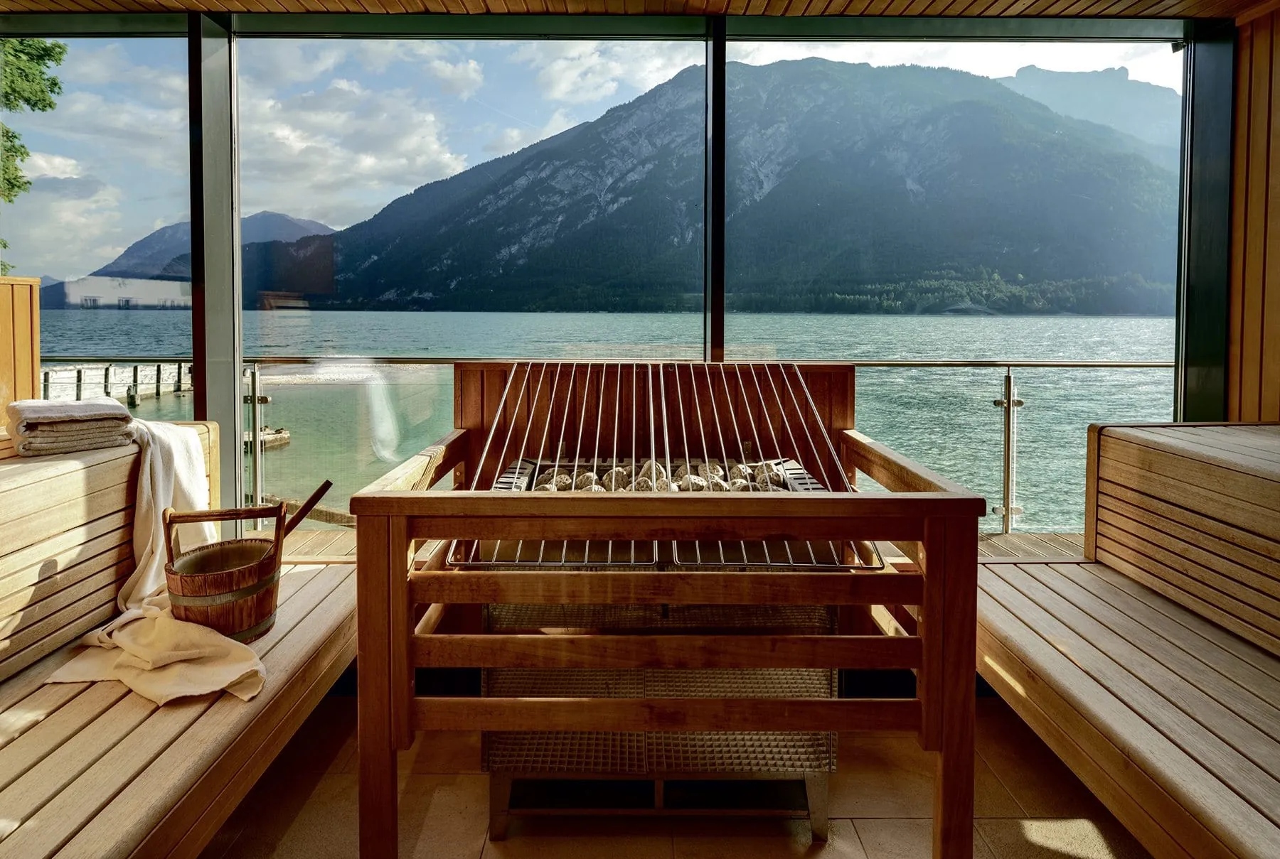 Panoramasauna mit Seeblick und Bergpanorama im aja F&uuml;rstenhaus am Achensee in Pertisau