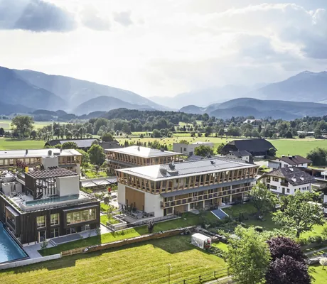 Gesamtansicht des Falkensteiner Hotel Kronplatz mit Blick ins Pustertal
