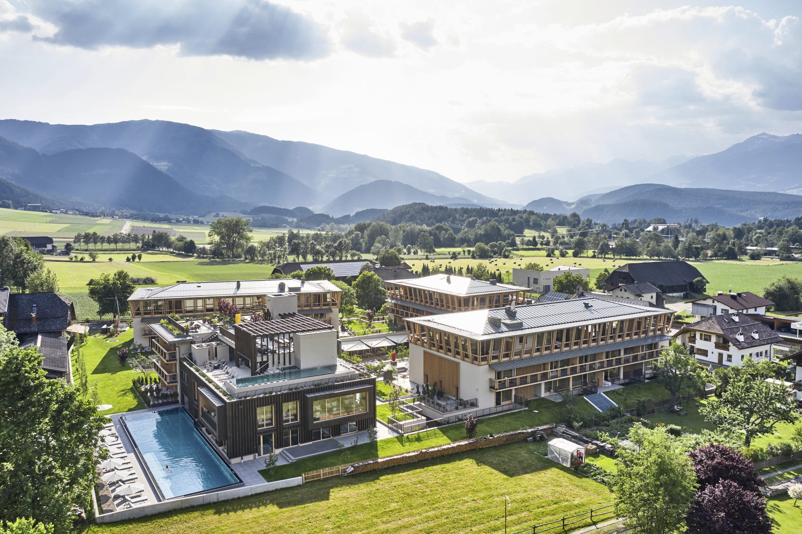 Gesamtansicht des Falkensteiner Hotel Kronplatz mit Blick ins Pustertal