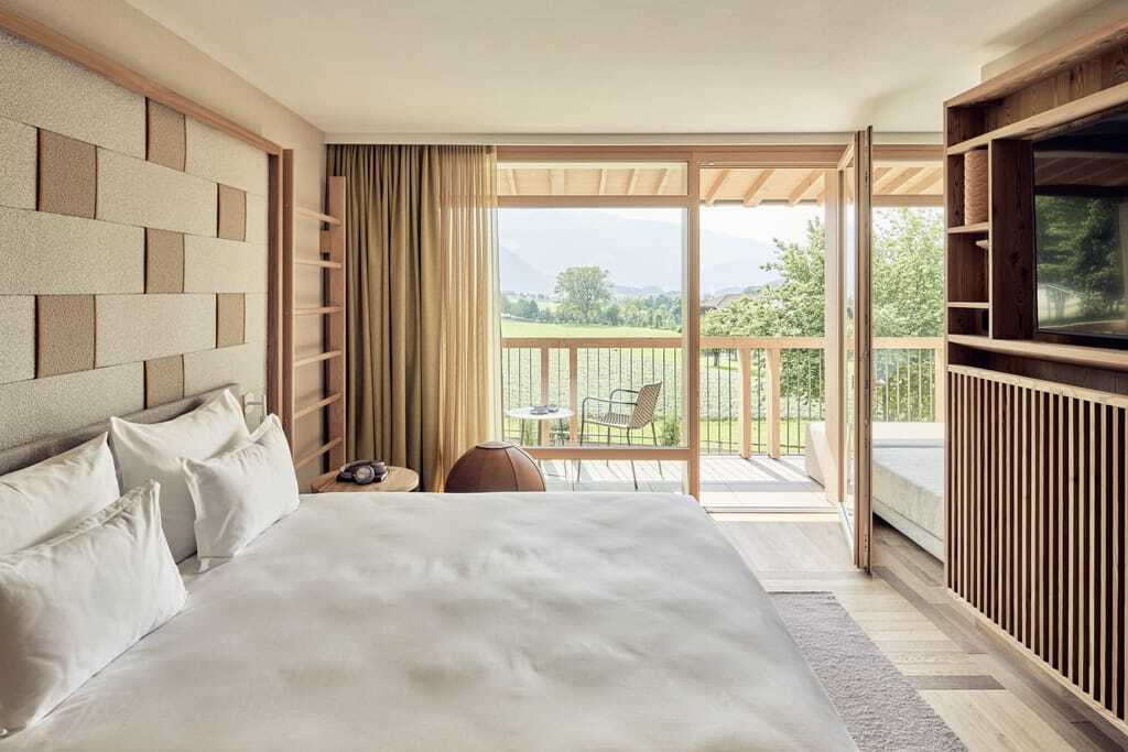 Doppelzimmer im Falkensteiner Kronplatz mit Medizinball und Sprossenwand