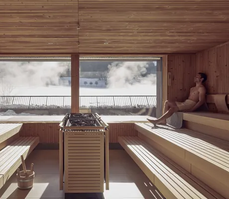 Mann sitzt in der Sauna des Falkensteiner Kronplatz im Winter