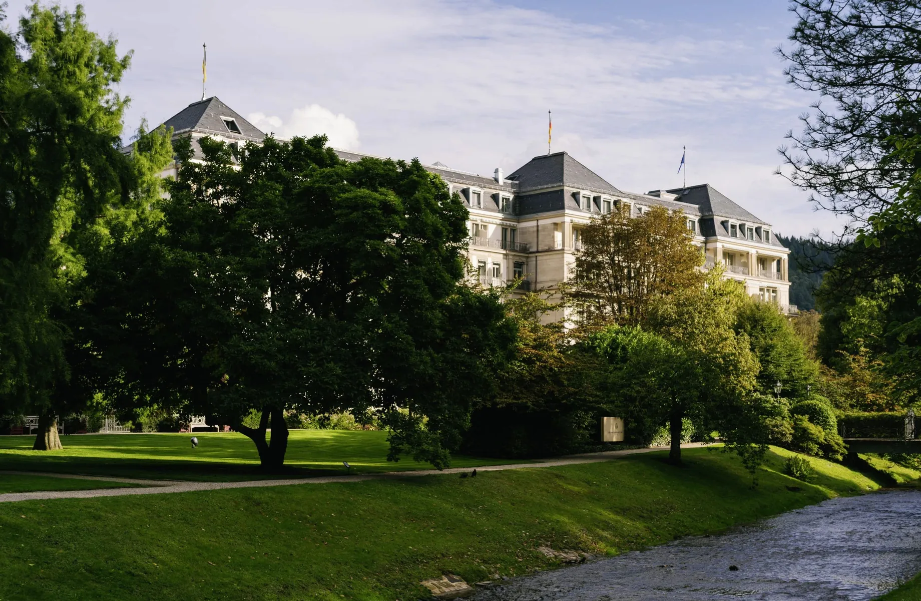 Außenansicht Brenners Park-Hotel & Spa mit Weg davor