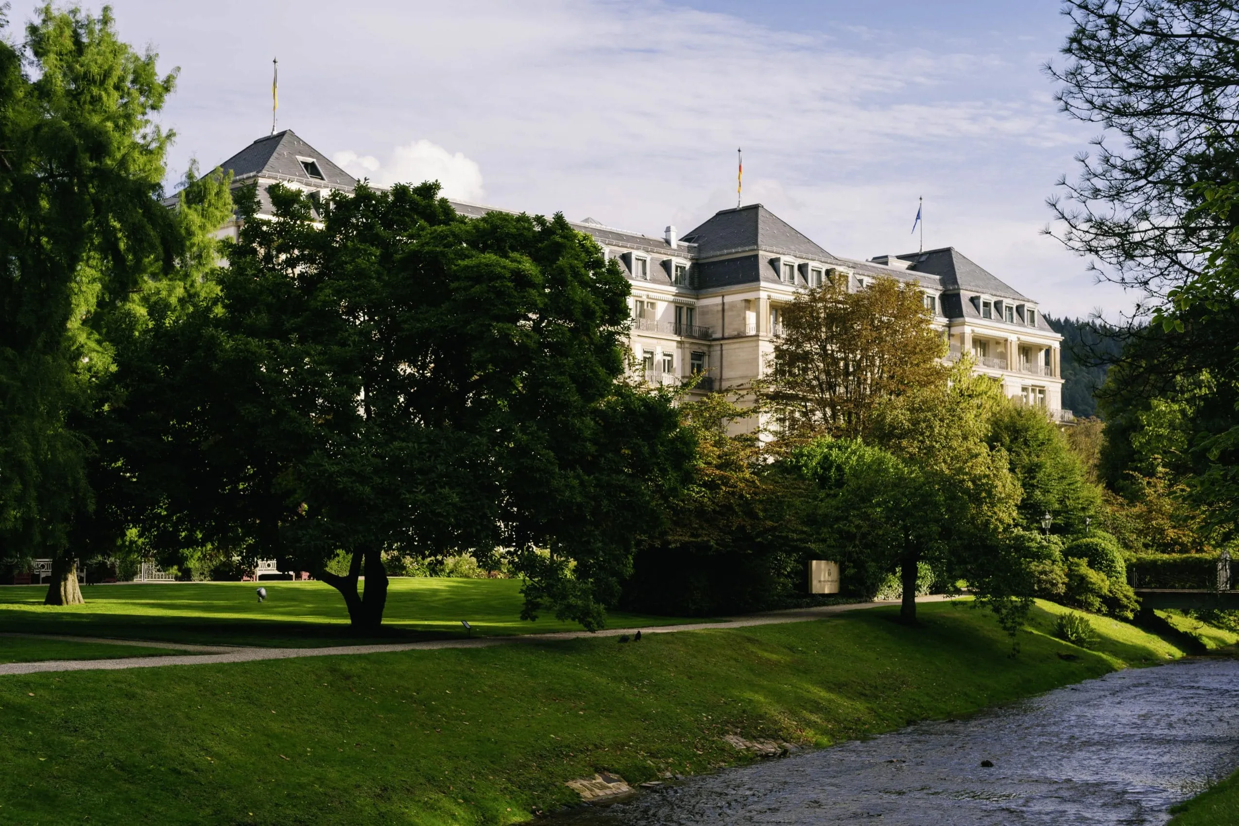 Außenansicht Brenners Park-Hotel & Spa mit Weg davor