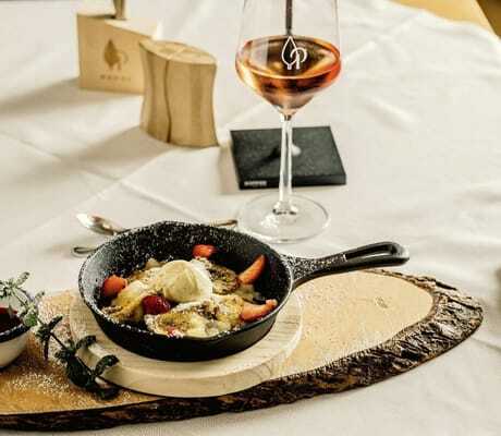 Gericht in kleiner Gusseisenpfanne auf Holzbrett im Das Parkhotel