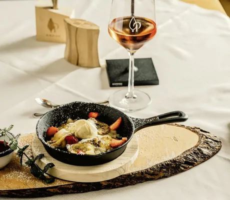 Gericht in kleiner Gusseisenpfanne auf Holzbrett im Das Parkhotel