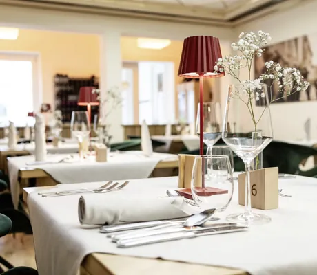 gedeckter Tisch im Restaurant des Das Parkhotel mit roter Tischlampe