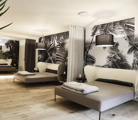 Doppelruheliegen vor schwarz/weißer Plamentapete im Ruheraum des Das Parkhotel