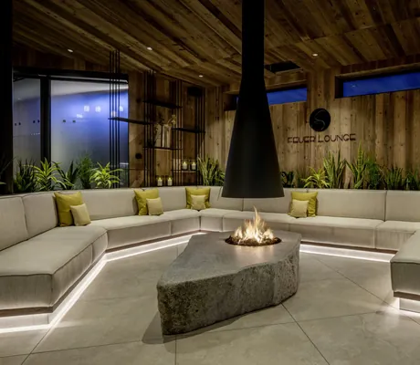 Feuerlounge im Das Stemp mit großem Kamin über Naturstein mit Feuerstelle