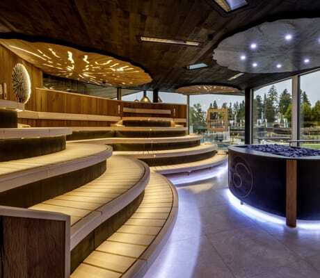 Eventsauna im Das Stemp mit von unten beleuchtetem Saunaofen und Blick in den Garten