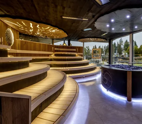 Eventsauna im Das Stemp mit von unten beleuchtetem Saunaofen und Blick in den Garten