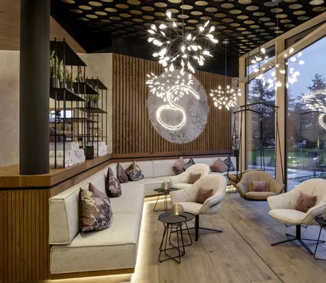 Lounge im Spabereich des Das Stemp mit Hängesesseln und großem Stemp-Logo